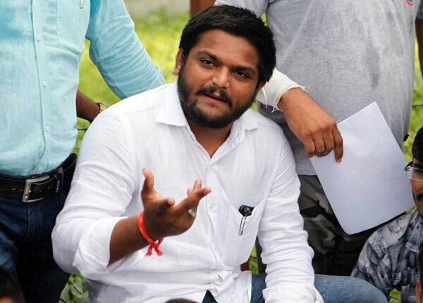 હાર્દિક સહિતના આરોપીઓ સામે પોલીસે અલગ અલગ કલમો હેઠળ ગુનો નોંધ્યો હતો. આ કેસમાં હાર્દિક પટેલ તથા લાલજી પટેલ આરોપી ઠરતાં તેમને બે વર્ષ સુની સજા તથા દંડ થયાં છે. હાર્દિક તથા લાલજી સામે આગજની, તોડફોડ તથા લૂંટની કલમો હેઠળ ફરિયાદ નોંધાઈ હતી.