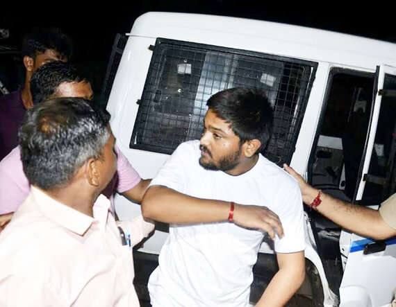 આ રેલી દરમ્યાન ભાજપના ધારાસભ્યની ઋષિકેશ પટેલની ઓફીસમાં તોડફોડ, કેમેરા તોડવા અને મોબાઈલ લૂંટવાની ફરિયાદ મામલે નોંધાઈ હતી. આ કેસમાં કુલ 17 આરોપીઓ હતા. આ આરોપીઓમાં પાસના હાર્દિક પટેલ અને સરદાર પટેલ ગ્રુપ (એસપીજી)ના લાલજી પટેલનો સમાવેશ થતો હતો.