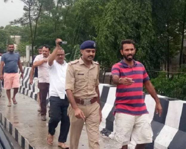  મળતી વિગતો અનુસાર,  બારડોલી તાલુકાના કંસાડ ગામ પાસે મીંઢોળા નદીમાંથી બાળક નિવનો મૃતદેહ મળી આવ્યો હતો. જો કે હજી સુધી સત્તાવાર રીતે મૃતદેહ નીવનો જ છે કે કેમ તે નક્કી થઈ શક્યું નથી. ઉચ્ચ પોલીસ અધિકારીઓએ અને પરિવારજનો સ્થળ પર જવા રવાના થયા હોવાનું જાણવા મળે છે. પરિવારજનો ઓળખ કર્યા બાદ જ મૃતદેહ નીવનો જ છે કે કેમ તે નક્કી થશે.