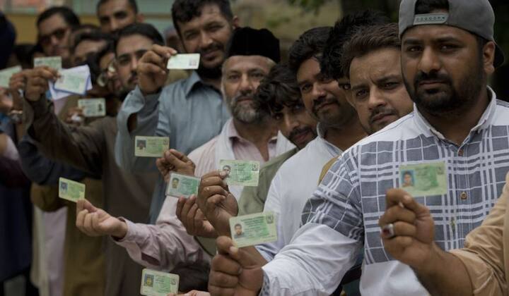 હાલ કુલ 272 સીટ પૈકી 267 સીટના વલણ સામે આવ્યા છે. જે મુજબ PTI 122, PML(N) 60, PPP 35 સીટ પર આગળ ચાલી રહ્યા છે. ઈમરાન ખાને સરકાર બનાવવા બહુમત 137 જરૂરી છે.