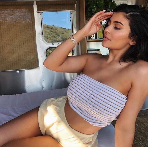 કાઈલી જેનર ઈન્સ્ટાગ્રામ પર પોસ્ટ માટે આશરે 7 કરોડ રૂપિયા ચાર્જ કરે છે. કાઇલી ન માત્ર રિયલટી ટીવી સ્ટાર છે પરંતુ તે એક સફળ બિઝનેસવુમન પણ છે. તે કોસ્મેટિકના કારોબાર સાથે સંકળાયેલી છે.