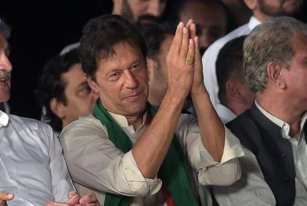 ઇસ્લામાબાદઃ ક્રિકેટરમાંથી રાજકારણી બનેલા ઇમરાન ખાનનું પાકિસ્તાનના નવા વડાપ્રધાન બનવાનું નક્કી છે. વલણોમાં ઈમરાનની પાર્ટી પાકિસ્તાન તહરીક-એ-ઈંસાફ સૌથી આગળ ચાલી રહી છે. ઈમરાને વર્ષ 1996માં તહરીક-એ-ઇંસાફ પાર્ટી સ્થાપના કરી હતી. 65 વર્ષીય ઈમરાન ખાન પાકિસ્તાનનો પૂર્વ ક્રિકેટર છે. ઈમરાન ગત ચૂંટણી બાદ ભ્રષ્ટાચાર વિરોધી આંદોલન શરૂ કર્યું હતું, જેના કારણે નવાજે પીએમની ખુરશી ગુમાવવી પડી હતી. ઈમરાનને સેનાનું સમર્થન પણ છે.