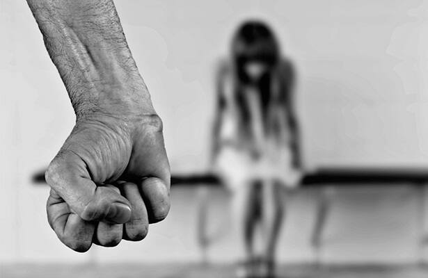 બિલ્ડરની પત્નિનો આક્ષેપ છે કે, બિલ્ડર પતિ મસલ્સ બનાવવા માટે દરરોજ ઇન્જેક્શનો લેતો હતો અને ચરસ-ગાંજાનો બંધાણી હોવાથી પરિણીતા પર ગુસ્સે થઈ વારંવાર માર-મારતો હતો. 4 વર્ષથી પીડા સહન કરતી પરિણીતાએ આખરે કંટાળીને વસ્ત્રાપુર પોલીસસ્ટેશનમાં અકુદરતી સેક્સ તેમજ દહેજની ફરિયાદ નોંધાવી છે.