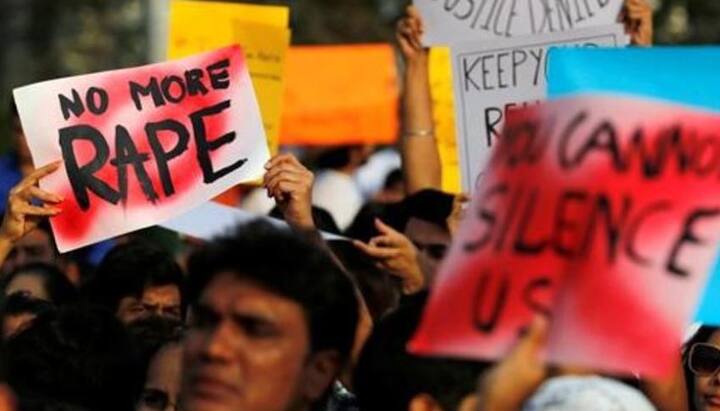 રાતે લગભગ 11 વાગે હું ઉપરના રૂમમાં જઇને સૂઇ ગઇ અને અંદરથી દરવાજો બંધ કરી દીધો. સસરા બાળકો સાથે બહાર આંગણામાં સૂઇ ગયા. મોડી રાતે સસરો બારીમાંથી મારી રૂમમાં આવી ગયો અને મારી બાજુમાં આવીને સૂઇ ગયો.