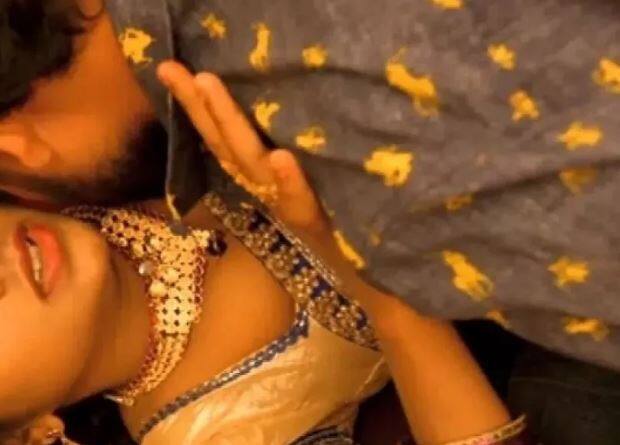 જયપુરઃ રાજસ્થાનના ચરૂમાં સસરાએ પુત્રવધુ સાથે દુષ્કર્મનો પ્રયાસ કર્યા હોવાની ઘટના સામે આવી છે. ચરૂના વોર્ડ 6માં રહેતા એક 50 વર્ષીય વ્યક્તિએ સોમવારે રાતે અલગ મકાનમાં રહેતી પોતાની 30 વર્ષીય પુત્રવધુ સાથે દુષ્કર્મનો પ્રયાસ કર્યો. જ્યારે વહુએ વિરોધ કર્યો તો સસરાએ તેના પર ચપ્પુના 50 ઘા ઝીંક્યા. આસપાસના લોકોને જાણ થઇ ગઇ તો આરોપી સસરાએ ઝેર ખાઇ લીધું. સારવાર દરમિયાન સસરાનું મોત થઇ ગયું. પોલીસે જણાવ્યું કે અહીંની ડીબી હોસ્પિટલમાં દાખલ કરવામાં આવેલી મહિલાના નિવેદનના આધારે સસરા વિરુદ્ધ મામલો નોંધવામાં આવ્યો છે. નિવેદન આપ્યા પછી મહિલા બેભાન થઇ ગઇ હતી. વધુપડતું લોહી વહી જવાને કારણે મહિલાની હાલત અત્યારે ગંભીર છે.