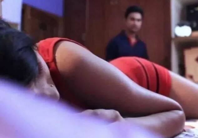 મેં વિરોધ કર્યો અને બહાર જવાનું કહ્યું તો બોલ્યો- તારા સાથે ખોટું કામ કરવા માટે તો પતિને જયપુર મોકલ્યો છે. આવું કહીને તે મારી સાથે જબરદસ્તી કરવા લાગ્યો. મેં જોરથી ધક્કો મારીને તેને પલંગ પરથી નીચે પાડી નાખ્યો અને બૂમો પાડવા લાગી. ત્યારે તેણે મને ડરાવવા માટે ચપ્પુ કાઢ્યું અને કહ્યું- માની જા નહીંતો મારી નાખીશ. આજે તો આ કરીને જ જંપીશ