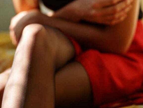 નાનો ભાઈ ભત્રીજાને લઇને પહોંચ્યો, તો આરોપીના મોંઢામાં સફેદ ફીણ વળી રહ્યા હતા. બેભાનીની હાલતમાં તેને પણ ડીબી હોસ્પિટલમાં દાખલ કરવામાં આવ્યો, જ્યાં તેનું મોત થઇ ગયું.