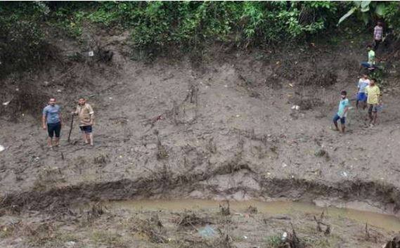 નિવ પ્રકરણમાં બાપ નિશિત પોલીસને વારંવાર નિવેદનો બદલતો હોવાથી એક એવી પણ આશંકા ચાલતી કે તેણે બાળકને નદીમાં ફેંક્યો જ નહી હોય જો કે, મૃતદેહ મળતા તમામ આશંકાઓનો અંત આવી ગયો છે. નિશિત પાસે ત્રણ વાર પોલીસે ઘટનાનું રિકન્સ્ટ્રકશન પણ કરાવ્યું હતું. અને ફાયરબ્રિગેડ દ્વારા મીંઢોળા નદી આસપાસના ખેતરથી લઈને દરિયા સુધી તપાસ હાથ ધરવામાં આવી હતી. જેમાં અંતે મરોલી નજીક મીંઢોળા નદી કિનારે રેલવે બ્રીજ નજીકથી માસૂમ નિવનો કોહવાયેલી હાલતમાં મૃતદેહ મળી આવ્યો હતો.