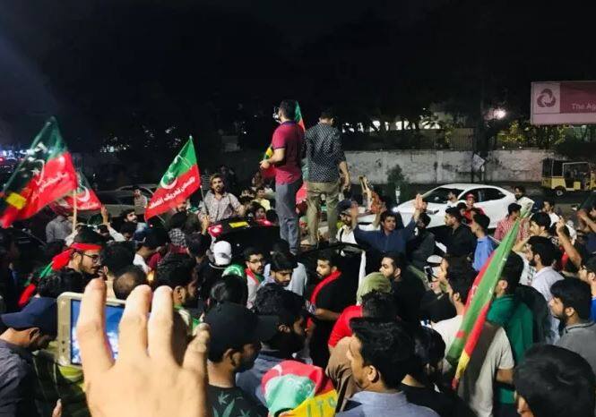 ઈમરાન ખાનને તાલિબાન ખાનથી પણ ઓળખવામાં આવે છે. પાકિસ્તાનના કટ્ટરવાદી જૂથોને સમર્થન કરવાના કારણે ઈમરાનને આ નવું નામ મળ્યું છે. ઈમરાનની આ પ્રકારની રાજનીતિ નવી નથી. 2013માં અમેરિકન ડ્રોન હુમલામાં તહરીક-એ-તાલિબાન પાકિસ્તાન (TTP)નાં કમાન્ડર વલી-ઉર-રહમાનને ઠાર માર્યો હતો. તે સમયે ઈમરાને તેને શાંતિ સમર્થકના ખિતાબથી નવાજ્યો હતો.