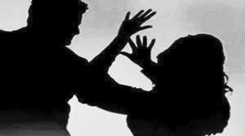 અમદાવાદઃ જામનગર અને અમદાવાદમાં રીયલ એસ્ટેટનો બિઝનેસ કરતા શ્રીમંત બિલ્ડર સામે તેની જ પત્નિએ જાતિય સતામણીની ફરિયાદ નોંધાવી છે. પત્નિએ ફરિયાદમાં આક્ષેપ કર્યો છે કે, મારો પતિ વિયાગ્રા લેવા છતાં શારીરિક સુખ માણી શકતો નથી મારી પાસે જબરદસ્તીથી ઓરલ સેક્સ કરાવતો હતો.