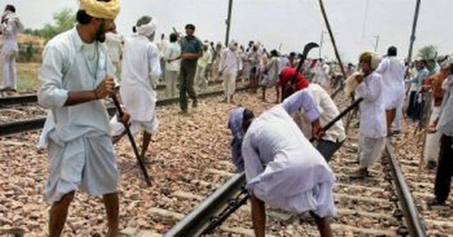 વર્ષ 1990થી ઓબીસીને 27 ટકા અનામત મળવા લાગી. જોકે, વર્ષ 1992માં સુપ્રીમ કોર્ટે કહ્યું કે, ઓબીસીને અનામત મળે તે યોગ્ય છે પરંતુ ક્રીમીલેયર સાથે મળવું જોઇએ. જેનો અર્થ એ થયો કે, જે આર્થિક રીતે મજબૂત છે તેમને અનામત ન મળવી જોઇએ. વર્ષ 1993માં એક લાખ રૂપિયાથી વધુ વાર્ષિક આવક ધરાવતા ક્રીમીલેયરમાં ગણાવા લાગ્યા. હાલમાં આઠ લાખથી ઉપરની વાર્ષિક આવક ધરાવતા લોકોને ઓબીસીમાં અનામત મળતી નથી. 