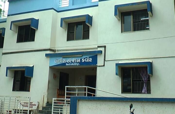  કારમાં સવાર શખ્સ અને મહિલાના નામઠામની પૂછપરછ કરતા વડોદરા ટ્રાફિક પોલીસમાં ફરજ બજાવતા હેડ કોન્સ્ટેબલ વિઠ્ઠલ મોહન વણકર અને મહિલા વડોદરાની હોવાનું બહાર આવ્યું હતું.