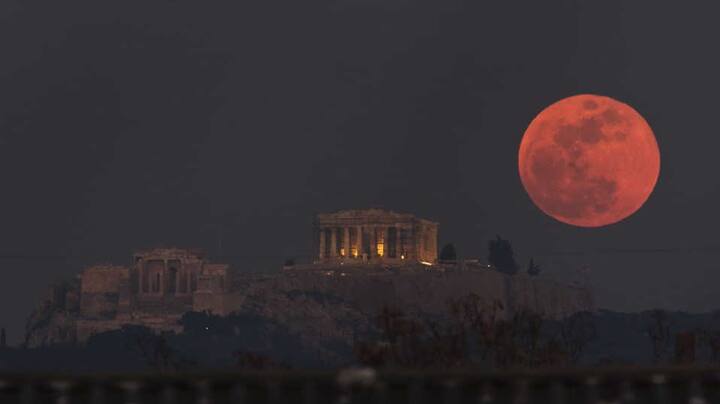 ખાસ કરીને ભારતમાં મોડી રાતથી જ ચંદ્રગ્રહણની અસર દેખાવવાની શરૂ થઇ જશે. ધીમે ધીમે ચંદ્રમાનો રંગ લાલ થતો જશે અને એક સમય એવો આવશે જ્યાર ચંદ્ર આખેઆખો ગાયબ થઇ જશે, આની શરૂઆત મોડી રાત્રે 10.53 વાગેથી થઇ જશે. જોકે, નરી આંખોથી કંઇ જ નહીં દેખી શકાય.