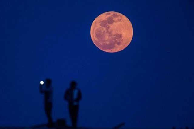 પૂર્ણ ચંદ્રગ્રહણની કુલ અવધિ 103 મિનીટની હશે. ચંદ્રગ્રહણ આખી દુનિયામાં એક જ સમયે જોઇ શકાશે. જોકા, ભારમતાં આ ગ્રહણના આખા સમયે ચંદ્રમાં આકાશમાં હશે એટલે ગ્રહણ ચાલુ થવાથી લઇને પુરુ થવા સુધીનો શાનદાર નજારો દેખી શકાશે.