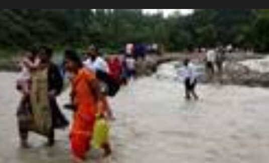 શિવાલિક પહાડીઓમાં ભારે વરસાદના કારણે નદીઓમાં પુરની સ્થિતિ બની ગઇ છે. વળી કેટલાય વિસ્તારોમાં પાણી પુરજોશમાં વહી રહ્યુ છે.