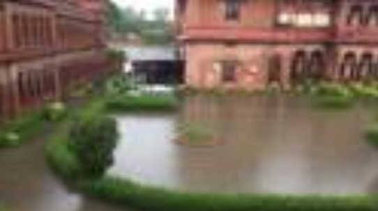 ગંગામાં સતત જળસપાટી વધી રહી છે જેના કારણે બનારસ ઘાટ કિનારે કેટલાય મંદિરોમાં પાણી ઘૂસી ગયું છે. પહાડો પર થઇ રહેલો ભારે વરસાદ ઉત્તરપ્રદેશ માટે તબાહી સર્જી શકે છે.