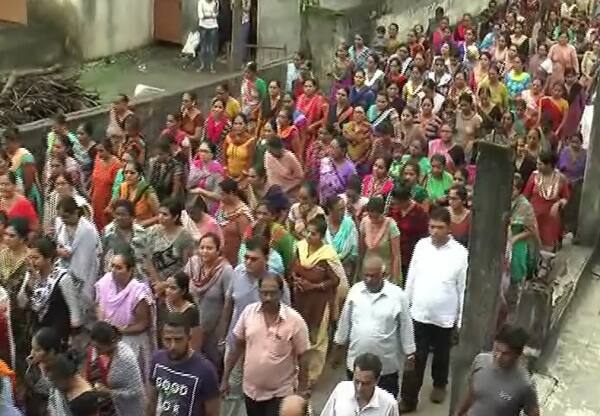 11 વાગ્યાના સમય ગાળામાં અઢી વર્ષના માસુમ નિવની સ્મશાનયાત્રા નીકળતાં ગામમાં શોકનું વાતાવરણ છવાઈ ગયું હતું. મોટી સંખ્યામાં લોકો અંતિમયાત્રામાં જોડાયા હતાં. બારડોલી સ્મશાન ખાતે નિવના મૃતદેહને તેના મોટા ભાઈ નીલે અગ્નિદાહ આપ્યો હતો. 