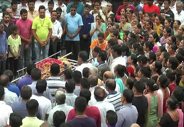 નાનકડાં વણેસા ગામમાં નિવના મોતના પગલે મોટી સંખ્યામા લોકો એકત્ર થયા હતા અને નિવની અંતિમ યાત્રામાં લોકો જોડાયા હતા. આ અગાઉ પણ નિવનો મૃતદેહ ન મળ્યો ત્યાં સુધી વિવિધ રામધુન સહિતના કાર્યક્રમોમાં મહિલાઓએ મોટી સંખ્યામાં જોડાઈ હતી.