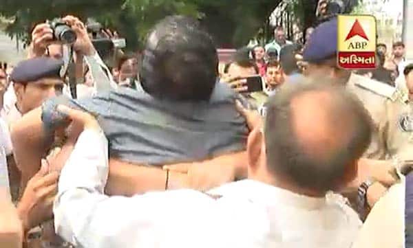 એક સભ્ય વાલીબેન તલાવડીયાની તબિયત નાદુસ્ત હોવાથી તેમનો મત રદ કરાયો હતો. વાલીબેન તલાવડીયા હાલ જિલ્લા પંચાયતમાં બાંધકામ સમિતિના ચેરમેન છે. રાજકોટ જિલ્લા પંચાયતની 6 સમિતિઓમાં કારોબારી સમિતિ, સામાજિક ન્યાય સમિતિ, શિક્ષણ સમિતિ, જાહેર આરોગ્ય સમિતિ, જાહેર બાંધકામ સમિતિ અને અપીલ સમિતિની રચના કરવામાં આવી છે.