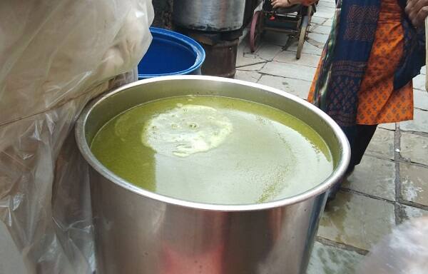 આરોગ્ય વિભાગની તપાસમાં સામે આવ્યું હતું કે, જે જગ્યાએ પાણીપુરી બનાવવામાં આવતી હતી તે જગ્યા ગંદકી જોવા મળી રહી હતી. તેમજ પાણીપુરીમાં ઉપયોગમાં લેવામાં આવતા બટાકા સહિતની વસ્તુઓની ખાઈ ન શકાય તેવી હતી. 