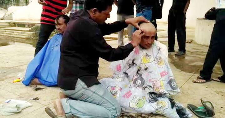 પાટીદાર શહીદ યાત્રા જૂનાગઢ પહોંચતા દામોદર કુંડ ખાતે પાટીદાર યુવકોએ માથે મૂંડન કરાવ્યા હતા. દિલીપ સાબવા સહિતના પાટીદાર આગેવાનો આ સમયે હાજર રહ્યા હતા અને માથે મૂંડન કરાવ્યું હતું. દામોદર કુંડમાં 14 શહીદ પાટીદાર યુવાનોના અસ્થિનું વિસર્જન પણ કરાયું હતું. 