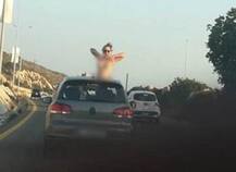 યુવતી ચાલુ કારે સનરૂફથી બહાર નીકળીને ટોપલેસ થઈ ગઈ, જાણો વિગત