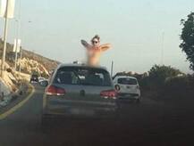 યુવતી ચાલુ કારે સનરૂફથી બહાર નીકળીને ટોપલેસ થઈ ગઈ, જાણો વિગત