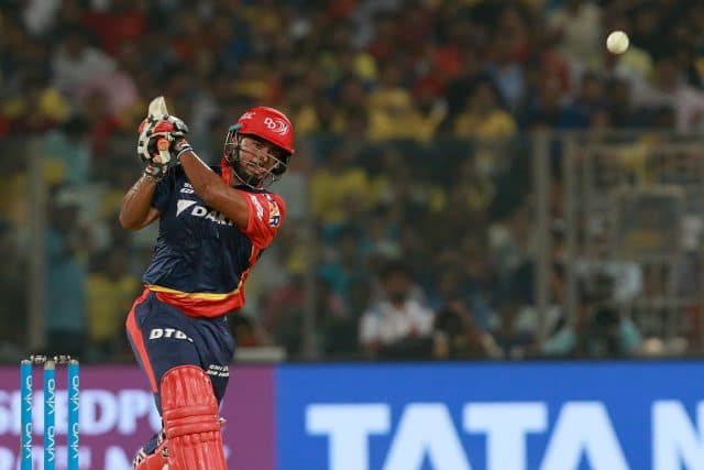  મુંબઈ: બોલીવુડ અને ક્રિકેટનો એક જૂનો અને અતૂટ સંબંધ છે. આપણે બે અલગ અલગ ઈડસ્ટ્રીમાંના એવા ઘણા કપલ જોયા છે જેમણે સુંદર જોડી બનાવી છે. હાલમાંજ અનુષ્કા શર્મા અને વિરાટ કોહલીએ લગ્ન કર્યા. ટીમ ઈન્ડિયાના અનેક સ્ટાર ક્રિકેટરો બોલીવૂડ એક્ટ્રેસ સાથેના અફેર્સને લઈને ચર્ચામાં રહે છે. હવે યાદીમાં વધું એક ક્રિકેટરનું નામ જોડાઈ ગયું છે. જેનું નામ છે ટીમ ઈન્ડિયાનો યંગ ક્રિકેટર રિષભ પંત