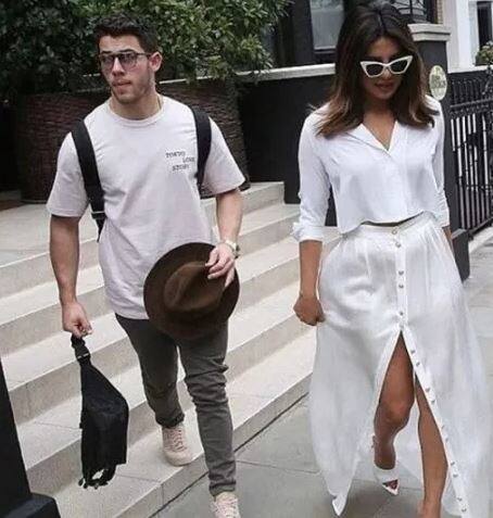 ઈસ્ટાગ્રામની વાત કરવામાં આવે તો પ્રિયંકાના 25 મિલિયન ફોલોઅર્સ છે. ઈનસ્ટાગ્રામ પર નિક પ્રિયંકા કરતા વધારે પાછળ નથી કેમ કે ઈન્સટા પર નિકના 15 મિલિયન ફોલોઅર્સ છે. બોલીવૂડ અભિનેત્રી પ્રિયંકા ટ્વિટર પર સૌથી વધુ ફોલો કરવામાં આવતા ભારતીય લોકોમાં સામેલ છે. પ્રિયંકાના ટ્વિટર પર 22 મિલિયન ફોલોઅર્સ છે. નિક ટ્વિટર પર પણ પ્રિયંકા કરતા પાછળ છે તેના ટ્વિટર પર 13 મિલિયન ફોલોઅર્સ છે