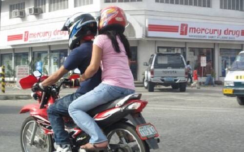 આ અંગે સગીરાની માતાએ પતિને જાણ કરતાં તેઓ ત્યાં દોડી આવ્યા હતા અને યુવક તેમજ તેના માતા-પિતાનો સંપર્ક કરવા પ્રયાસ કર્યો હતો. પરંતુ સંપર્ક થઈ શક્યો ન હતો. જોકે માતાએ બૂમાબૂમ કરતાં આસપાસના લોકો પણ દોડી આવ્યા હતાં. 