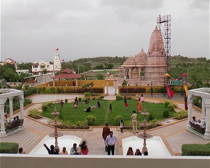 કાર્યક્રમમાં જામનગરના બીજેપી સાંસદ પૂનમબેન માડમ, ધારાસભ્યો ધર્મેન્દ્રસિંહ જાડેજા, વલ્લભભાઈ ધારવિયા, પૂર્વ મંત્રી વસુબેન ત્રિવેદી, ખીજડા મંદિરના મહારાજ સહીતના માહાનુભાવો તેમજ મોટી સંખ્યા માં વિવિધ સંસ્થાઓ તેમજ ભારતીય જનતા પાર્ટીના હોદેદારો ઉપસ્થિત રહ્યા હતા.