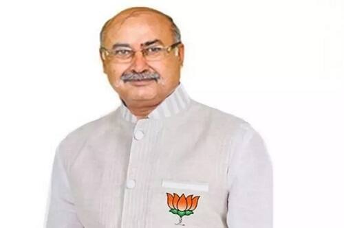 સીઆરપીસી 160 મુજબના સમન્સમાં આરોપી જયંતી ભાનુશાળી સરથાણા પોલીસ સ્ટેશનમાં નિવેદન માટે હાજર રહ્યો નહોતો. સુરતની યુવતીએ દુષ્કર્મની ફરિયાદ નોંધાવ્યાં બાદ પ્રદેશ ભાજપના પૂર્વ ઉપપ્રમુખ અને અબડાસાના પૂર્વ ધારાસભ્ય જયંતિ ભાનુશાળી ભૂગર્ભમાં ઉતરી ગયાં છે. ભાજપના નેતાને બચાવવા ભાજપ સરકાર દ્વારા ઉપરથી દબાણ કરાતું હોવાની અટકળો વચ્ચે ભુજની મુલાકાતે આવેલા મુખ્યમંત્રી વિજય રૂપાણીએ નિવેદન આપ્યું હતું.