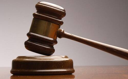 અજય ઠક્કર અબડાસાનો વતની છે અને હાલ મુંબઈમાં રહે છે. અજય ઠક્કરે 16મી જૂને એવી ફરિયાદ નોંધાવી હતી કે, 15મી ડિસેમ્બરના રોજ મનીષાએ તેના અબડાસા સ્થિત ઘરે તેને બોલાવ્યો હતો. ત્યારે મનીષાએ તેને દૂધમાં કોઈ કેફી પદાર્થ નાખી તેને બેભાન કર્યો હતો અને ત્યારબાદ તેની નગ્નાવસ્થાની વીડિયો ક્લિપ ઉતારી હતી.