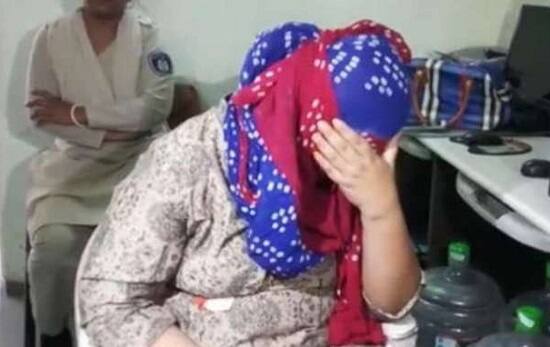 જેના આધારે મનીષા તેને બ્લેકમેઈલ કરતી હતી અને ખંડણી પેટે રૂપિયા લાખો રૂપિયાની માગણી કરતી હતી. જો તે ચૂકવણું ન કરે તો દુષ્કર્મના આરોપસર તેને જેલમાં ધકેલી દેવાની પણ ધમકી આપવામાં આવી હતી. અજય ઠક્કરે ફરિયાદમાં એવું નોંધાવ્યું હતું કે ઘટના 15મી ડિસેમ્બરની છે પરંતુ ત્યારે તે ગભરાયેલો હોવાથી તેણે પોલીસનો સંપર્ક નહોતો કર્યો.