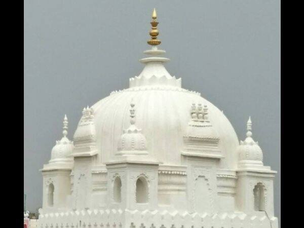 ભોપાલ: મધ્ય પ્રદેશના શિવપુરી જિલ્લામાં રામ-જાનકી મંદિરમાંથી ચોરે કળશની ચોરી કરી છે. પ્રાચીન મંદિરમાંથી ચોરી થયેલા કળશની કિંમત આશરે 15 કરોડ છે. શિવપુરીના ખનિયાંઘાના કિલ્લામાં સ્થિત રામ-જાનકી મંદિર 300 વર્ષ કરતા વધારે જૂનુ છે. આ મંદિરના શિખર પર 55 કિલોનું સોનાનું કળશ લાગ્યું હતું, આ કળશ બુઘવાર-ગુરૂવારની રાત્રે ચોરી થઈ ગયું છે. 