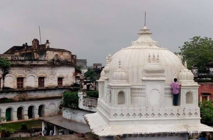 રામ -જાનકી મંદિરના સંરક્ષક શૈલેન્દ્ર સિંહ જૂદેવે જણાવ્યું કે ગુરૂવારે તેમણે સવારે મંદિરના શિખર પર કળશ ગુમ જોયું ત્યારબાદ પોલીસને જાણ કરી. જૂદેવે જણાવ્યું કે રામ-જાનકી મંદિરનું ઐતિહાસિક મહત્વ છે. તેમનું કહેવું છે કે 300 વર્ષ પહેલા જ્યારે મંદિર બન્યું ત્યારે સોનાના કળશ સ્થાપિત કરવામાં આવ્યા હતા.