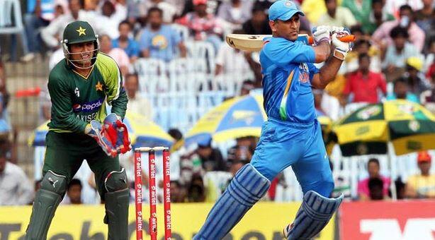 ગાંગુલીની કેપ્ટનશિપમાં આવો જ કોઈ ખેલાડી સૌથી આગળ આવ્યો હોય તો તે હતો મહેન્દ્ર સિંહ ધોની. ધોનીમાં ગાંગુલીએ સેહવાગ જેવી જ મેચ વિનર પ્રતિભા દેખાતી હતી. શરૂઆતના મુકાબલામાં ધોની ફ્લોપ રહ્યો હતો પરંતુ ગાંગુલીને આશા હતી કે ધોની નવું કરશે. પાકિસ્તાન સામેની મેચમાં ગાંગુલીઓ ધોનીને ત્રીજા નંબરે ઉતારવાનો ફેંસલો કર્યો. ધોનીએ તે મેચમાં વિસ્ફોટક સદી ફટકારીને ગાંગુલીના નિર્ણયને યથાર્થ ઠેરવ્યો હતો. જે પછી ધોનીએ બેટિંગ અને કેપ્ટનશિપમાં અનેક કીર્તિમાન સ્થાપ્યા.