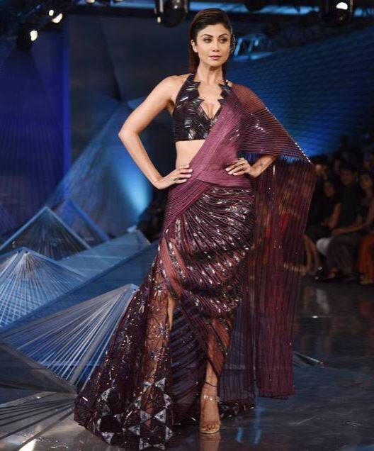 ઈન્ડિયન કોત્યોર વીક 2018માં ડિઝાઇનર કલેકશનમાં લાઇટ કલર અને શિમર ડ્રેસેઝનો જલવો જોવા મળ્યો.