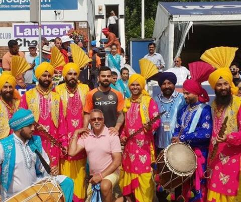 વિરાટ કોહલીએ ઈંગ્લેન્ડમાં માલ્યા સાથે પડાવી તસવીર, થયો ટ્રોલ વિરાટ કોહલીએ ઈંગ્લેન્ડમાં માલ્યા સાથે પડાવી તસવીર, થયો ટ્રોલ