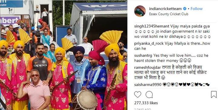 મેચ પૂરી થયા બાદ કેપ્ટન વિરાટ કોહલીએ ટીમ ઈન્ડિયાનો ઉત્સાહ વધારવા આવેલા ઢોલ વગાડનારા કલાકારો સાથે તસવીર પડાવી હતી. આ તસવીરમાં વિરાટ કોહલીની સાથે ઢોલ વગાડનારા તો છે જ પરંતુ તેની સાથે માલ્યા પણ દ્રષ્ટિગોચર થાય છે.
