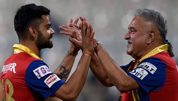 આ તસવીર જોતાં જ ફેન્સ ભડકી ઉઠ્યા હતા અને કોહલીને ટ્રોલ કરવાનું શરૂ કરી દીધું. ફેન્સે લખ્યું છે કે ઈંગ્લેન્ડ જઈ માલ્યા સાથે મુલાકાત કરવા બદલ કોહલીને સજા કરવી જોઈએ. આ ઉપરાંત અન્ય ફેન્સ પણ વિવિધ કમેન્ટ કરી રહ્યા છે.