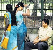 વડોદરાઃ ધનિક યુવક 2000 આપીને જલસા કરવા યુવતીને સાથે લઈ ગયો, કારમાં યુવતી નગ્ન થઈ ને યુવકના હોશ ઉડી ગયા.......