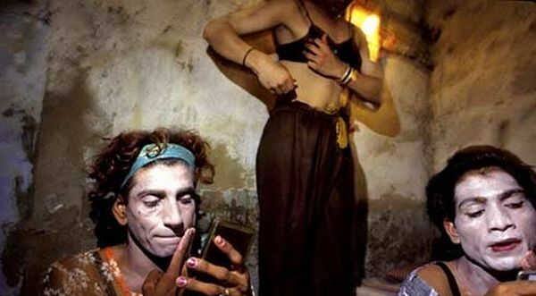 યુવકે અધિકારીને એમ પણ કહ્યું કે, આ કિન્નર મારી વિરુદ્વ કંઈ કરે તે પહેલા તમારું ધ્યાન દોરવા આવ્યો છું. પોલીસ અધિકારીએ આવા ધંધા કરતી યુવતીઓના ફોટા બતાવતાં યુવકે એક ફોટો જોઈ કિન્નરને ઓળખી બતાવ્યો. પોલીસ અધિકારીના આદેશથી તેમનો સ્ટાફ કિન્નરને લઈ આવ્યો હતો.