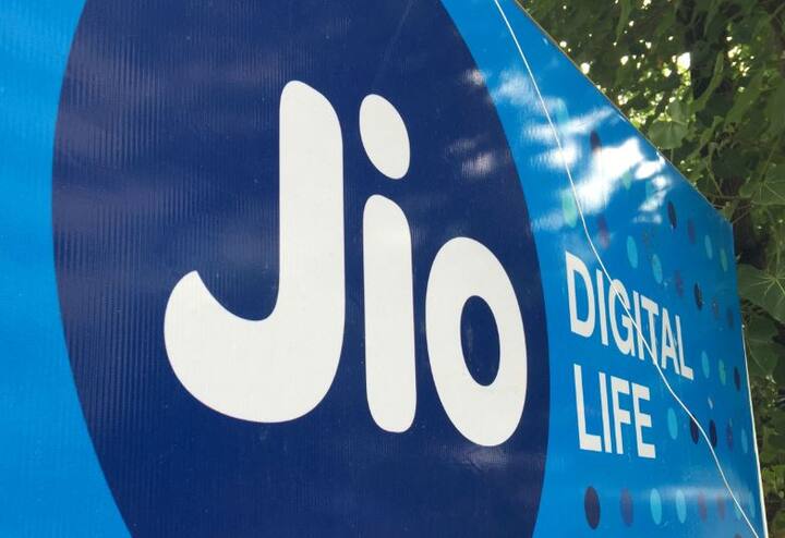 આ સાથે તમને અનલિમિટેડ ફ્રી કોલિંગ અને એસએમએસ પણ મળી રહ્યા છે. જિયોની ઓફર અંતર્ગત પ્રીપેડ યૂઝર્સને રોજના 2GB 4G ડેટા ફ્રીમાં આપવામાં આવી રહ્યો છે. આ ઓફરનો લાભ માય જિયો એપ દ્વારા લઈ શકાય છે.