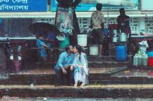 વરસાદમાં કિસ કરતાં પ્રેમી પંખીડાની તસવીર લેવી ફોટો જર્નાલિસ્ટને પડી ભારે, જાણો શું થયું