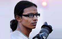 વરસાદમાં કિસ કરતાં પ્રેમી પંખીડાની તસવીર લેવી ફોટો જર્નાલિસ્ટને પડી ભારે, જાણો શું થયું