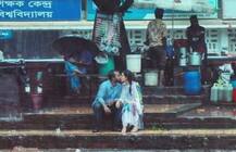 વરસાદમાં કિસ કરતાં પ્રેમી પંખીડાની તસવીર લેવી ફોટો જર્નાલિસ્ટને પડી ભારે, જાણો શું થયું