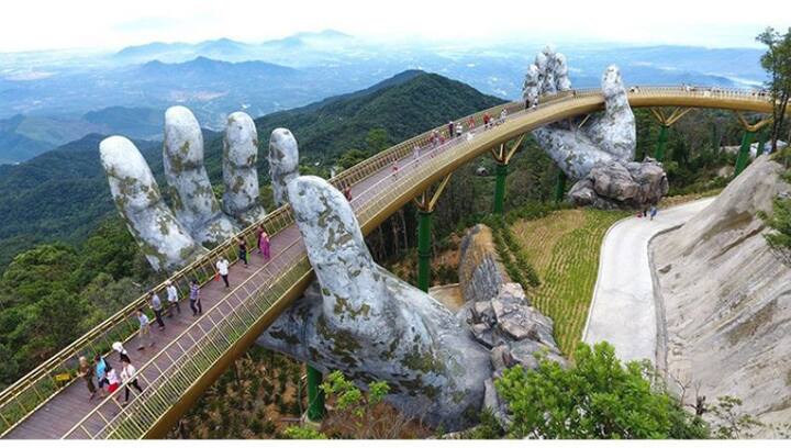  આ ગોલ્ડન બ્રિજ સમુદ્ર સપાટીથી 1400 મીટરથી ઉપર છે અને આ પુલ માત્ર બે જાયન્ટ હાથો પર બનાવવામાં આવ્યો છે.