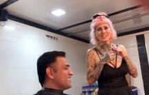 ધોનીના ગાલ પર આ યુવતીએ ચલાવ્યો અસ્તરો, બિગ બોસમાં લઈ ચુકી છે ભાગ, જુઓ તસવીરો