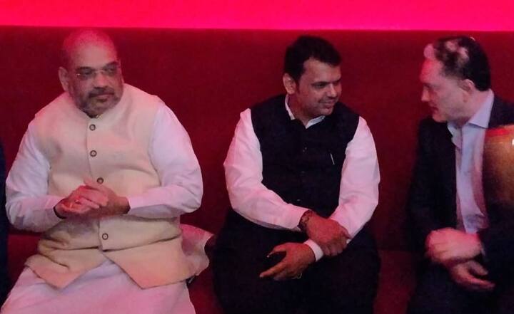 આ ફિલ્મમાં વડનગરમાં મોદીના બાળપણને બતાવવામાં આવ્યુ છે. ફિલ્મમાં ચા વેચતા મોદીના બાળપણનો રોલ ગુજરાતી કિશોરે કર્યો છે.